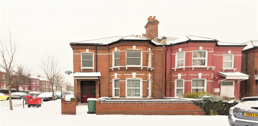 			3 Bedroom, 2 bath, 1 reception Flat			 Richborough Road, Kilburn